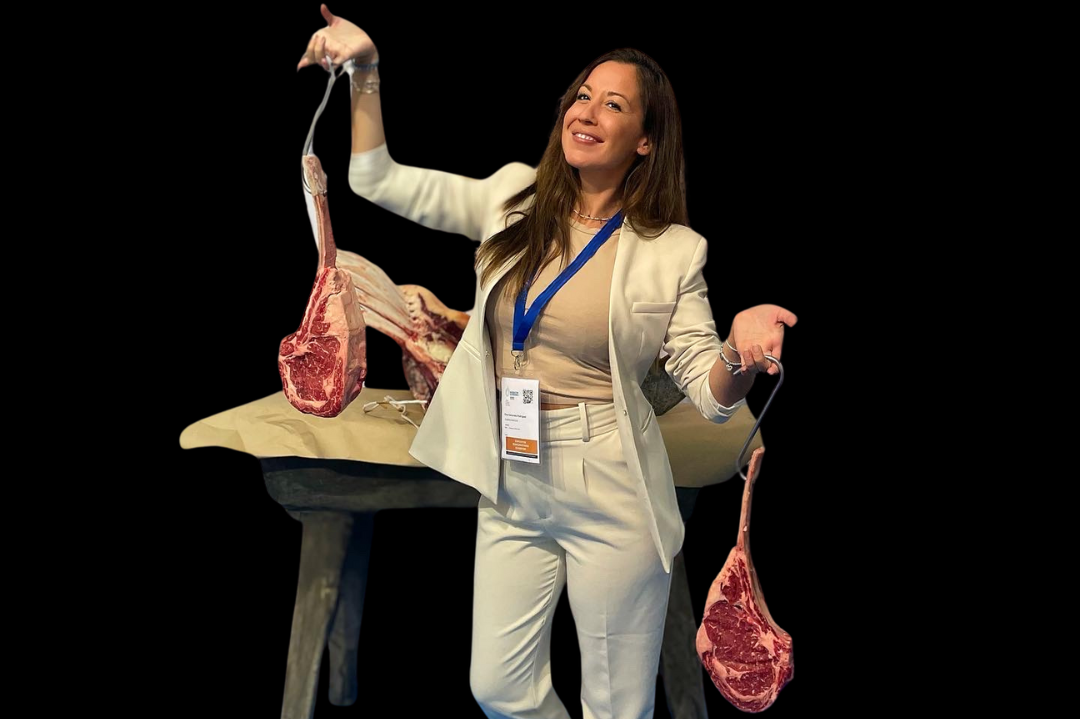 cortes de carne seleccionados por la carnivora para generar cultura de la carne, dos tomahawk de vaca colgando de sus manos